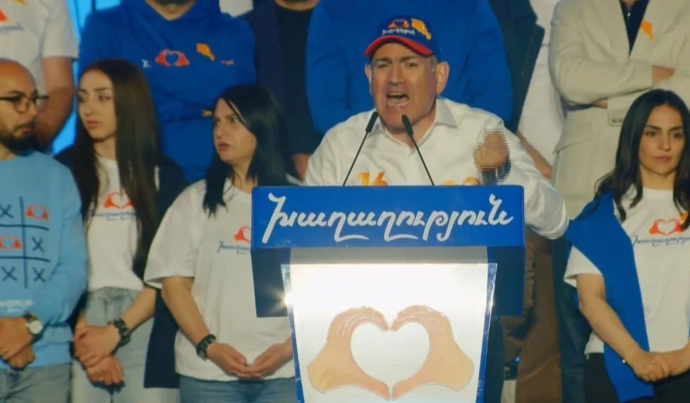 es-el-em-lacvoum-giteq-menak-dvo-uq-eq-lacvoum-phashinyan
