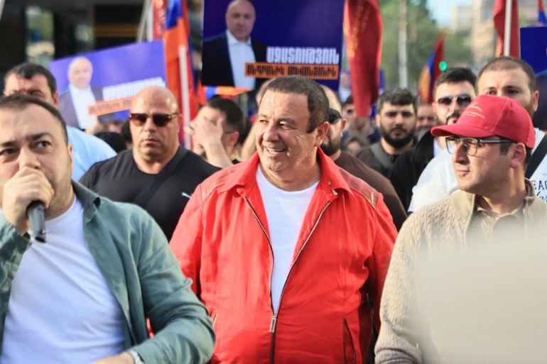 im-ceghvoum-mardik-dvodi-mets-amannervov-en-hac-kerel-tchanachelvou-hamar-edpes-en-asel-i-nch-ka-dra-mej-tsarvoukyany-makanvan-masin
