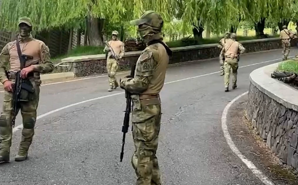 aats-ashkhatakicnery-dirqavvorvecin-tsarvoukyani-tan-mvoutqi-mvot
